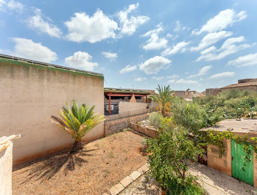 Spacious townhouse with building plot in the centre of Santanyi-12