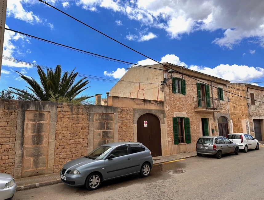Spacious townhouse with building plot in the centre of Santanyi-14