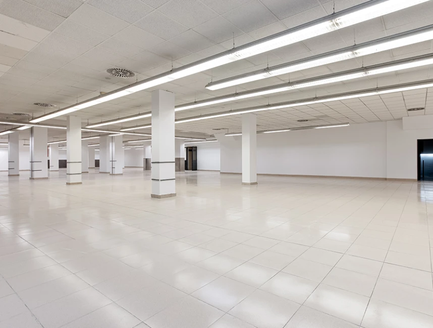 Large commercial space in excellent location-1