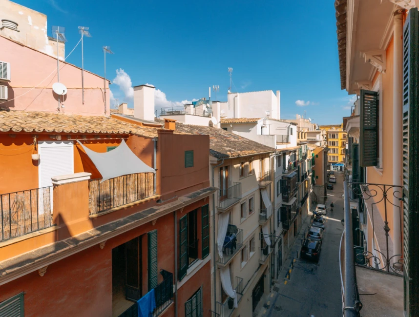 Renovated apartment with character in the enchanting Old Town-Palma-2