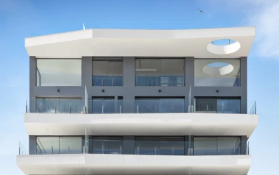 Nieuw penthouse met privézwembad en uitzicht op zee