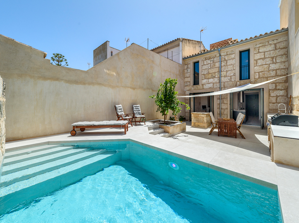 Modernes Stadthaus mit Pool in Muro, Mallorca